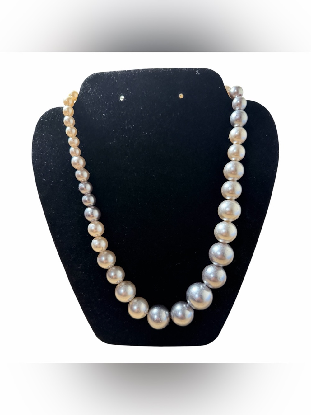NWOT paparazzi Silver Pearl-Effect Graduated Bead Necklace